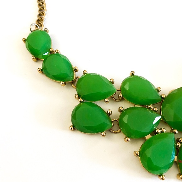 Gorgeous emerald green statement necklace - Picture 3 of 3